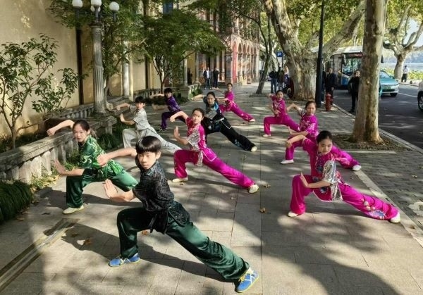 杭州市陳經(jīng)綸體校武術(shù)隊(duì)學(xué)生們展示中華武術(shù)。 人民網(wǎng)記者 楊磊攝