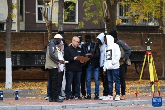 在天津鐵道職業(yè)技術(shù)學(xué)院，老師指導(dǎo)幾內(nèi)亞學(xué)員使用測距儀器（11月11日攝）。新華社記者 李然 攝