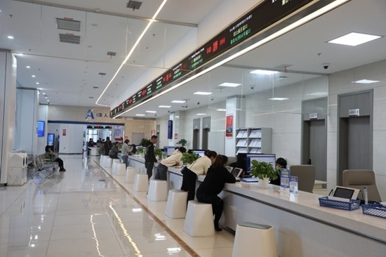 觀山湖區(qū)政務(wù)大廳窗口辦事忙。