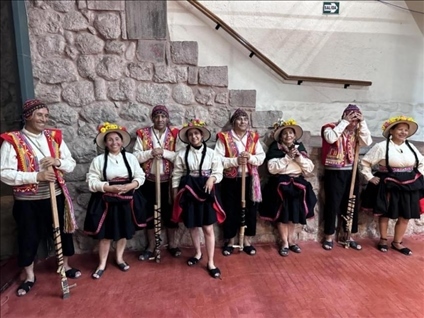 身著傳統(tǒng)服飾的秘魯藝人。本報記者 張朋輝 攝