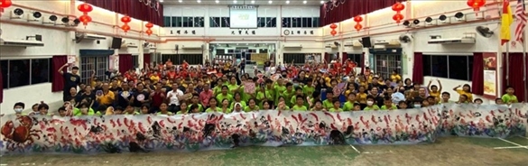 在工作坊導師的指導下，三校200余名學生共同完成了一幅長達80尺的水墨畫作。主辦方供圖