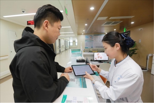 患者在護(hù)士站為家屬辦理床旁出院手續(xù)。圖片來源：山東第一醫(yī)科大學(xué)第二附屬醫(yī)院