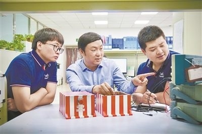 中北大學(xué)極端環(huán)境特種傳感與測試創(chuàng)新研究團(tuán)隊成員正在圍繞近期發(fā)射任務(wù)進(jìn)行產(chǎn)品研發(fā)。受訪單位供圖
