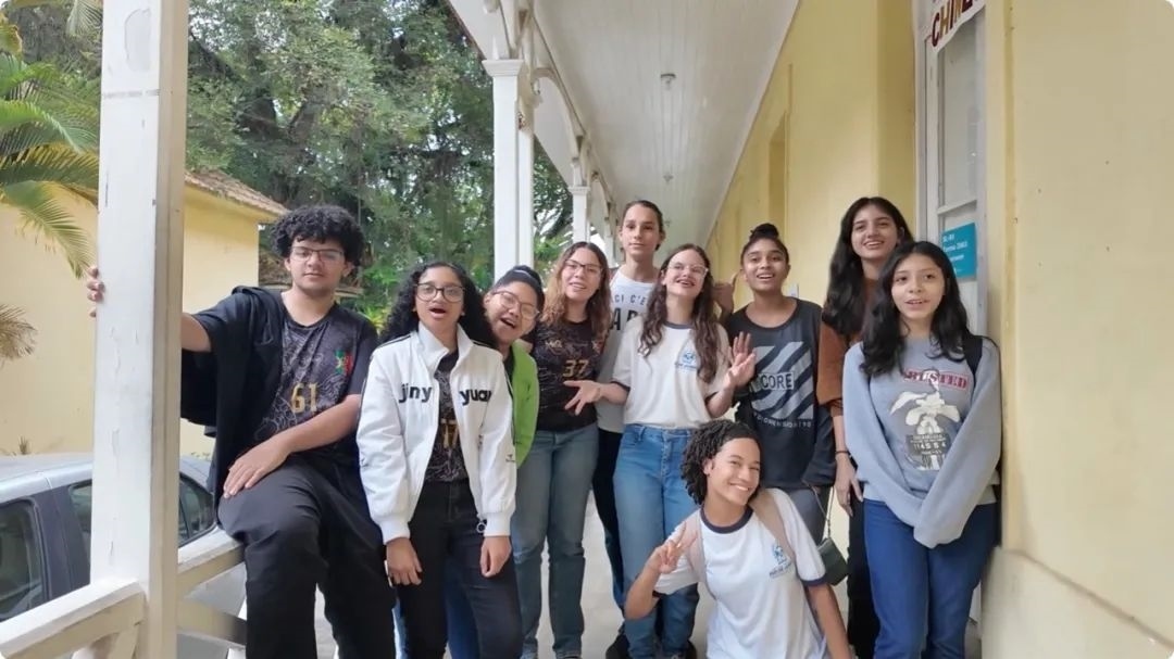 學(xué)生們用中文跟島叔問好。作者供圖