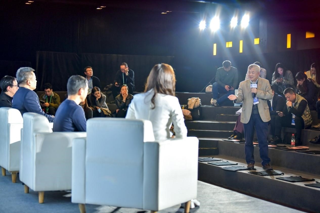 陳長(zhǎng)汶教授與對(duì)話嘉賓現(xiàn)場(chǎng)互動(dòng)。人民網(wǎng)記者 任峰濤攝