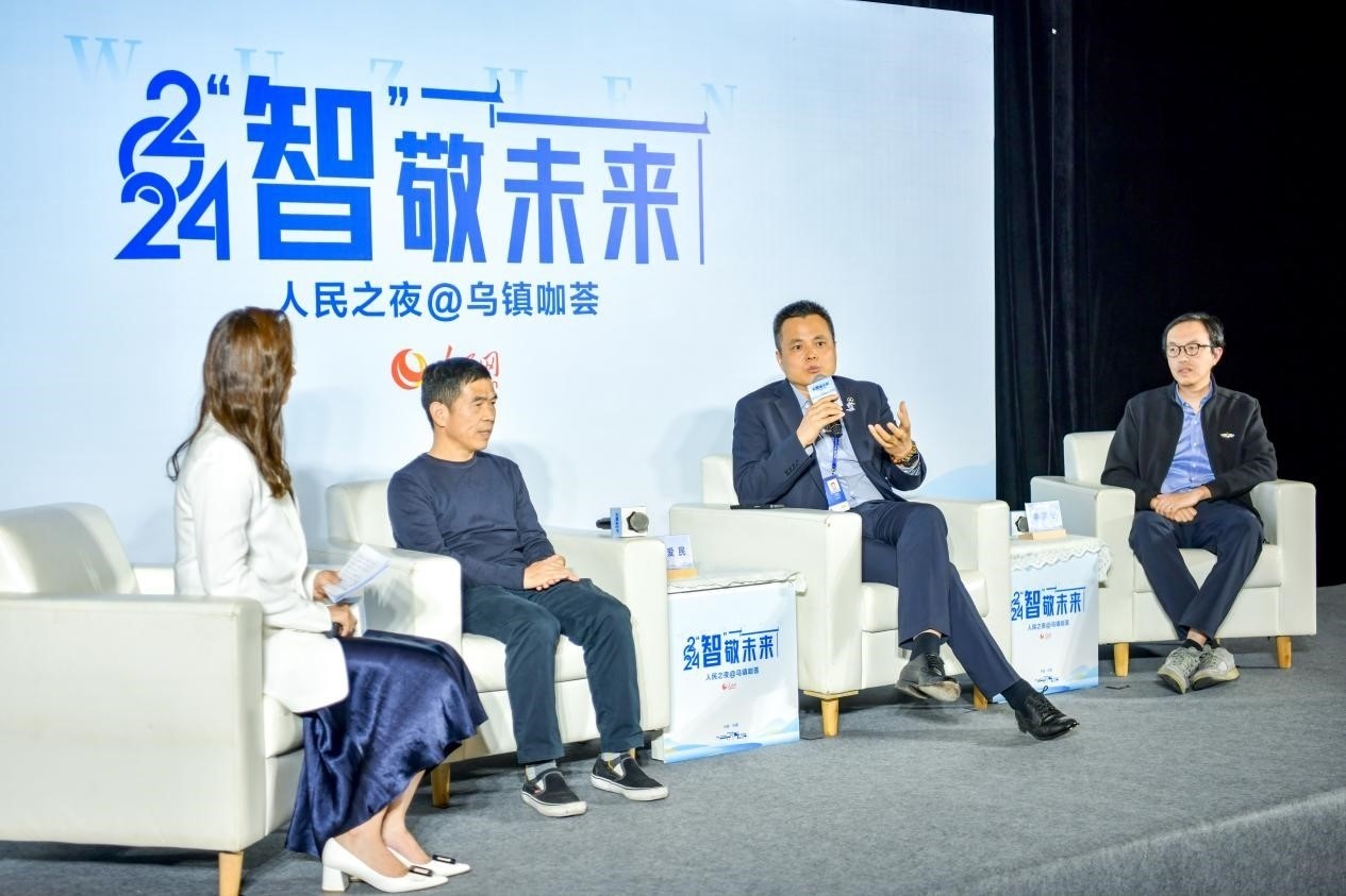 在對(duì)話環(huán)節(jié)，之江實(shí)驗(yàn)室高級(jí)研究專家潘愛(ài)民、伏羲智庫(kù)創(chuàng)始人李曉東、麒麟軟件副總經(jīng)理李震寧探討“‘百模大戰(zhàn)’將卷向何方”。人民網(wǎng)記者 任峰濤攝