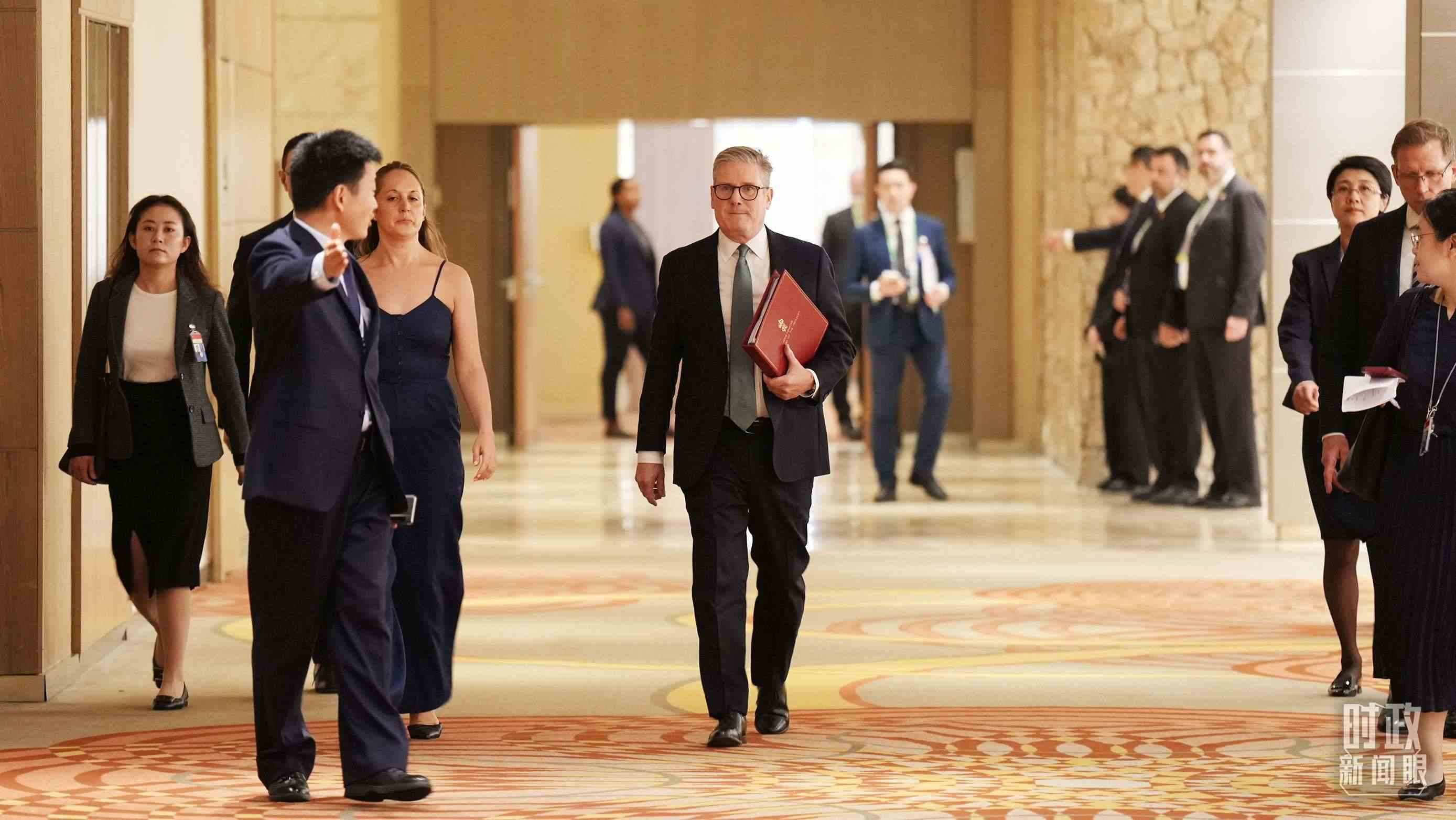 英國(guó)首相斯塔默抵達(dá)會(huì)見(jiàn)現(xiàn)場(chǎng)，這是他首次同習(xí)主席面對(duì)面交流。