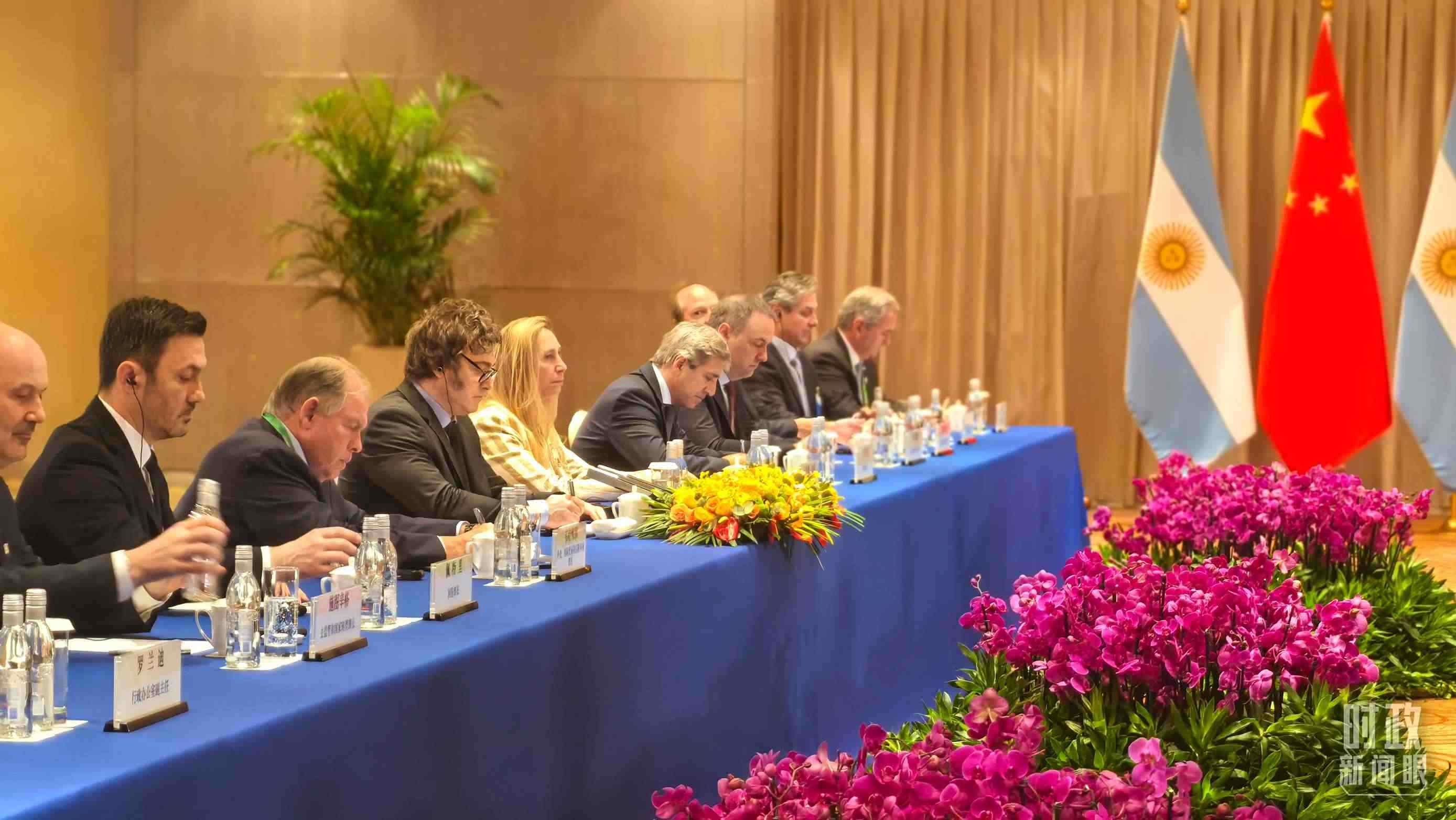 習(xí)主席會(huì)見(jiàn)阿根廷總統(tǒng)米萊現(xiàn)場(chǎng)。（總臺(tái)央廣記者潘毅拍攝）