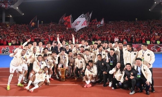 11月23日，上海海港隊成員在頒獎儀式后與球迷合影。新華社記者 黃宗治 攝