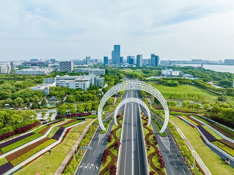 圖為蘇州工業(yè)園區(qū)星湖街鋼結(jié)構(gòu)雕塑。