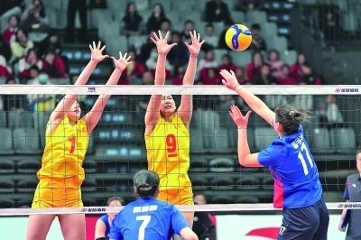 11月27日，山東隊球員李晨瑄（中）、李美君（左）在比賽中攔網(wǎng)。新華社發(fā)