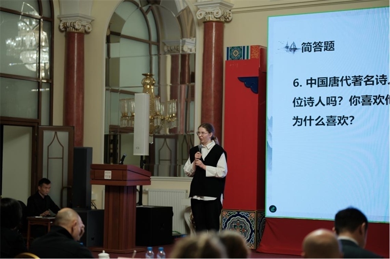 參賽選手現(xiàn)場(chǎng)答題。 俄羅斯國(guó)立人文大學(xué)孔子學(xué)院供圖