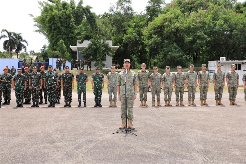 中方參演部隊指揮員在印尼方舉行的歡迎儀式上致辭。龔勝祥 攝