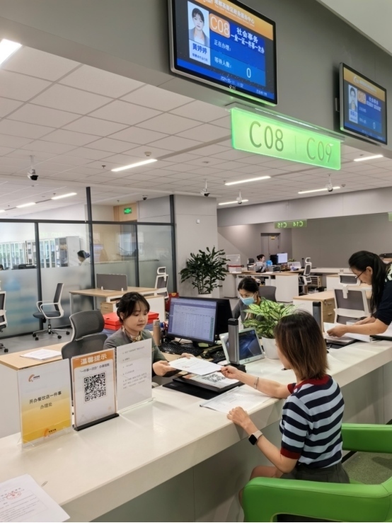 成都高新區(qū)“開辦餐飲店一件事”服務窗口。成都市市場監(jiān)督管理局供圖