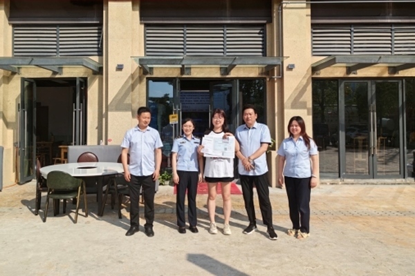 當?shù)毓ぷ魅藛T上門為經(jīng)營者送來了證件。蒼溪縣行政審批和數(shù)據(jù)局供圖