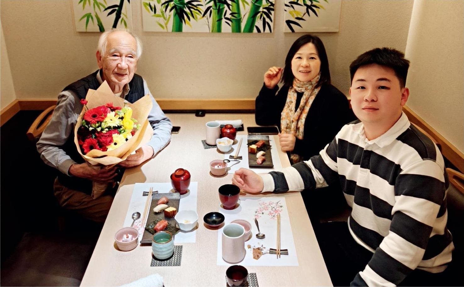 佐佐木俊一與彭林（中）、彭俊霖（右）在一起。