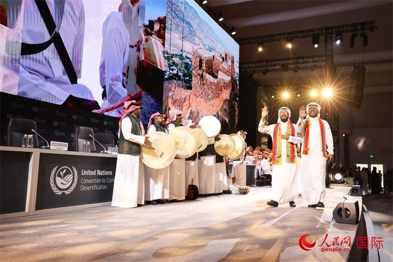 《聯(lián)合國防治荒漠化公約》第十六次締約方大會(huì)2日開幕。圖為開幕式表演。人民網(wǎng)記者任皓宇攝