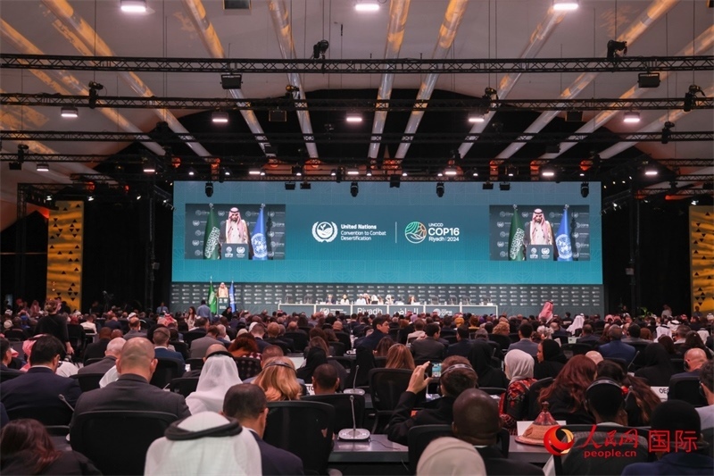 《聯(lián)合國防治荒漠化公約》第十六次締約方大會(huì)2日開幕。圖為開幕式現(xiàn)場。人民網(wǎng)記者任皓宇攝