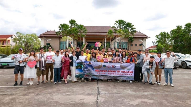 參與活動的中國游客與當(dāng)?shù)靥﹪撕嫌??；顒又鬓k方供圖