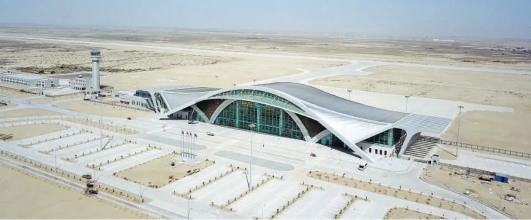 今年10月正式竣工的巴基斯坦瓜達爾新國際機場是中巴經(jīng)濟走廊建設(shè)進一步走向深入的重要標(biāo)志，有力推動中巴經(jīng)濟走廊建設(shè)成為高質(zhì)量共建“一帶一路”的示范性項目。圖為瓜達爾新國際機場。艾哈邁德·卡邁勒 攝（新華社發(fā)）