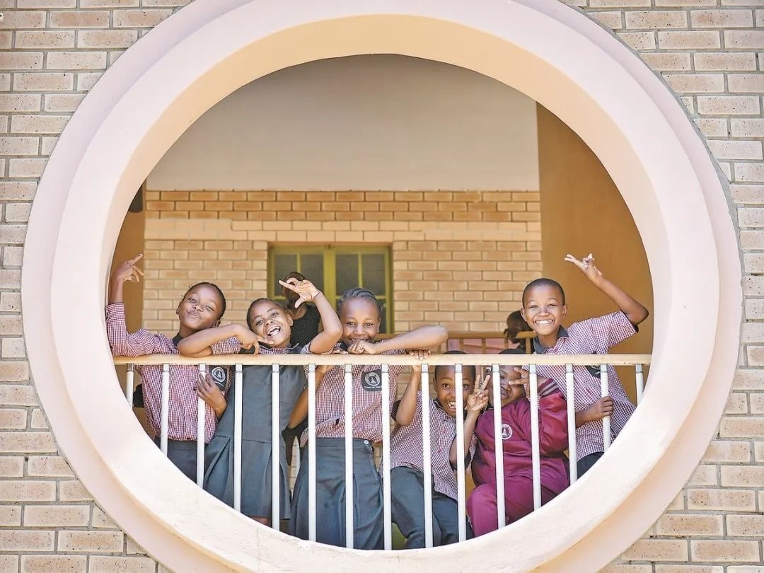 位于博茨瓦納南部的莫帕尼小學(xué)是中國援建的現(xiàn)代化學(xué)校，當(dāng)?shù)貎和慕逃龡l件因此得到改善。圖為莫帕尼小學(xué)課間休息的學(xué)生們。新華社記者 韓旭 攝