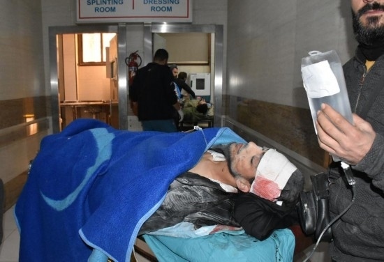 11月29日，在敘利亞阿勒頗，傷者被送往醫(yī)院接受治療。新華社發(fā)