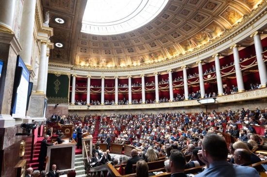 10月1日，法國總理巴尼耶在位于巴黎的法國國民議會發(fā)表演講。新華社發(fā)（杰克·陳攝）