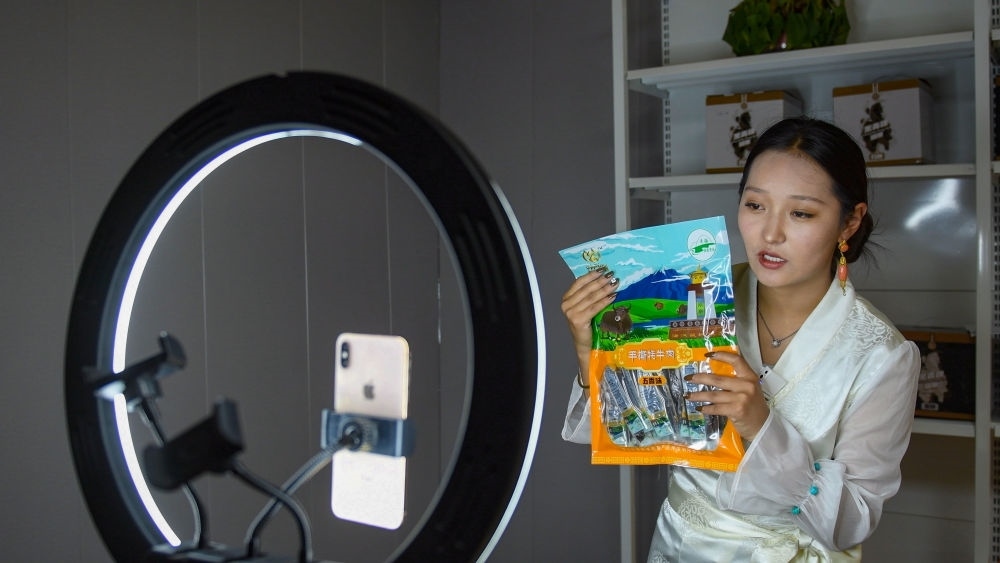 9月24日，果洛藏貢麻村村民多杰吉在進行網絡帶貨直播。（潘彬彬 攝）