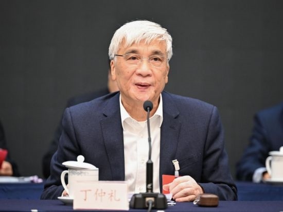 全國人大常委會副委員長、歐美同學(xué)會會長丁仲禮作工作報告