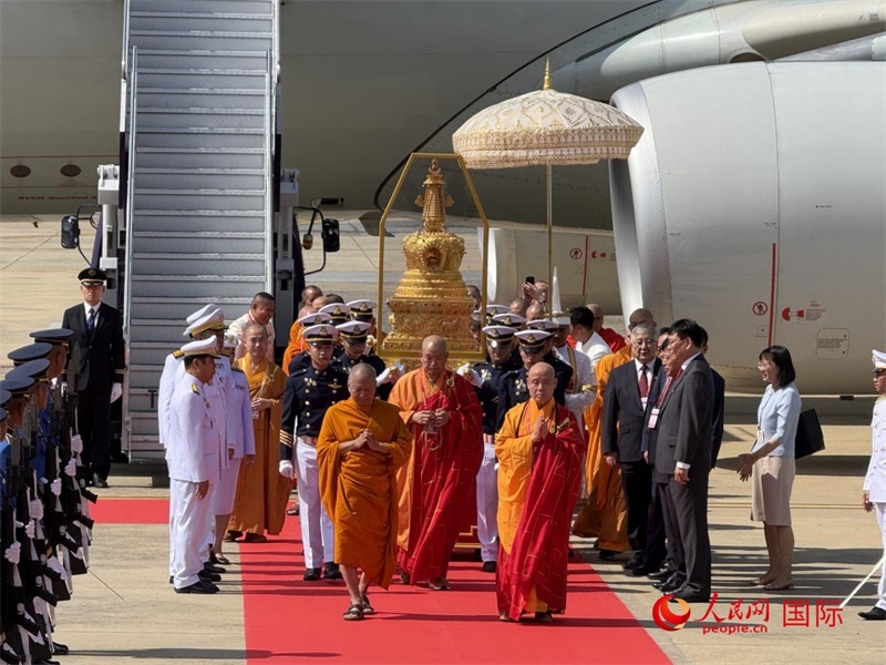 北京靈光寺佛牙舍利抵達(dá)泰國曼谷廊曼軍用機(jī)場。人民網(wǎng)記者章念生攝