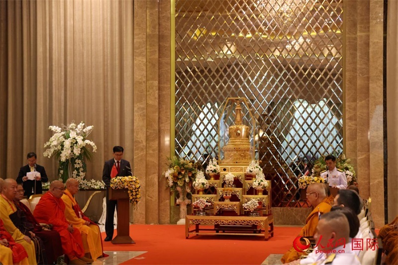 中泰兩國代表在曼谷廊曼軍用機(jī)場舉辦的迎請儀式上致辭。人民網(wǎng)記者楊一攝