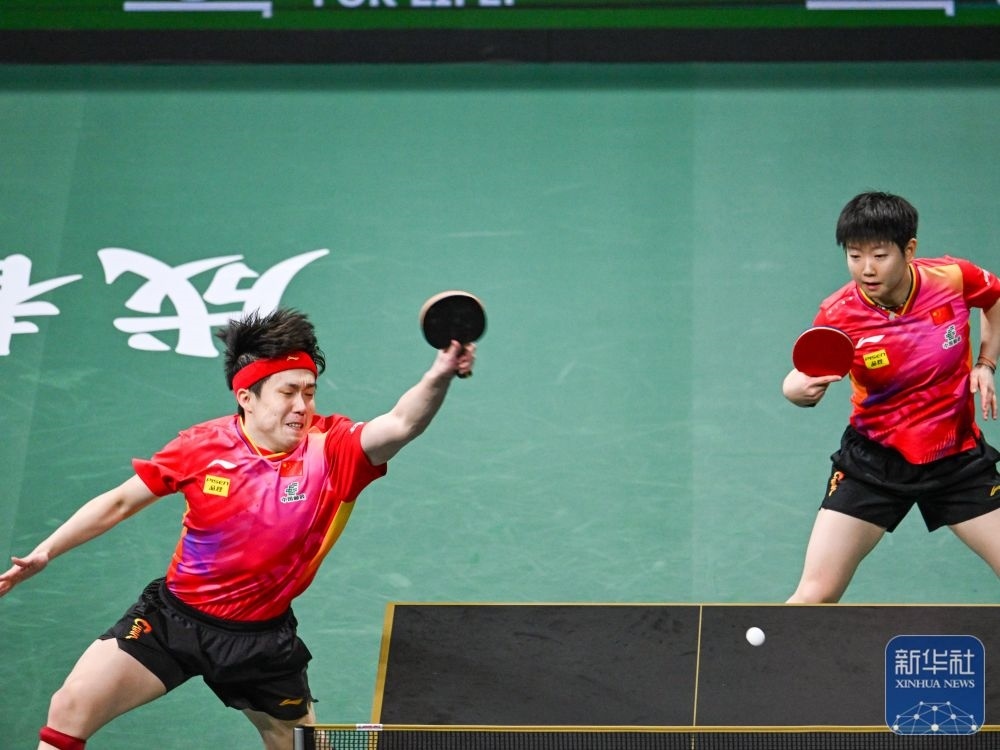 ↑中國隊組合王楚欽（左）/孫穎莎在混雙比賽中。新華社記者 王曦 攝