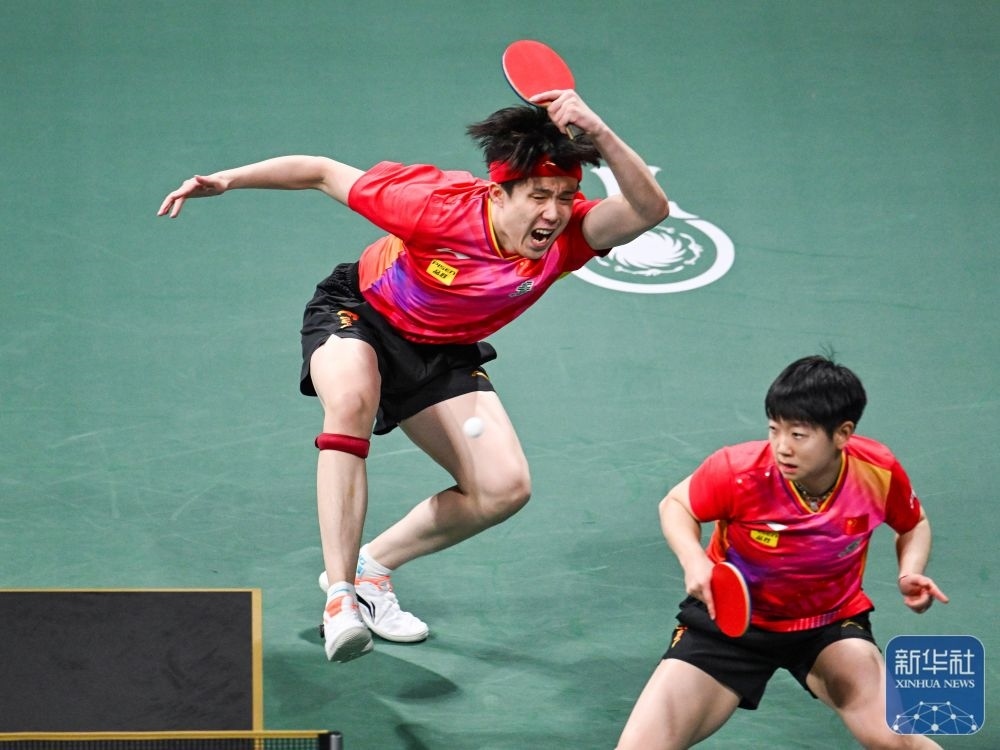 ↑中國隊組合王楚欽（左）/孫穎莎在混雙比賽中。新華社記者 王曦 攝