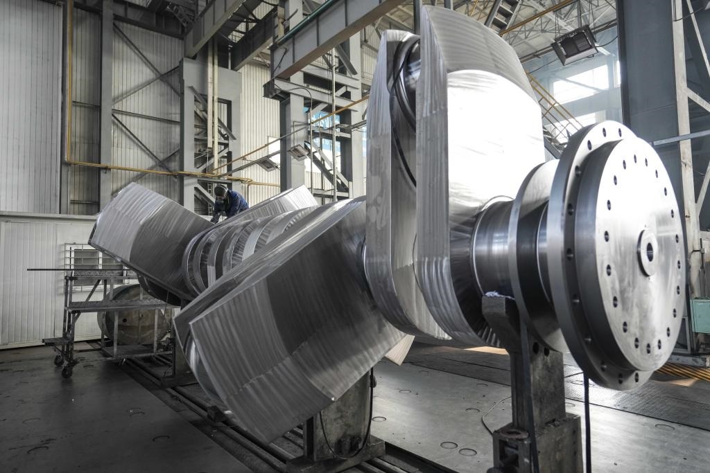 2024年1月11日，工人在大連華銳船用曲軸有限公司加工車間加工產(chǎn)品。新華社記者 潘昱龍 攝