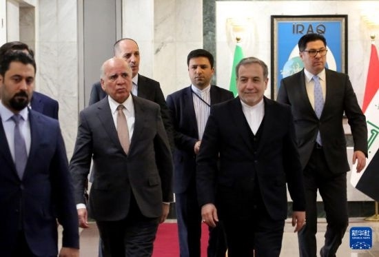 12月6日，伊拉克副總理兼外長(zhǎng)侯賽因（中左）在巴格達(dá)會(huì)見伊朗外長(zhǎng)阿拉格齊（中右）。新華社發(fā)（哈利勒·達(dá)伍德攝）