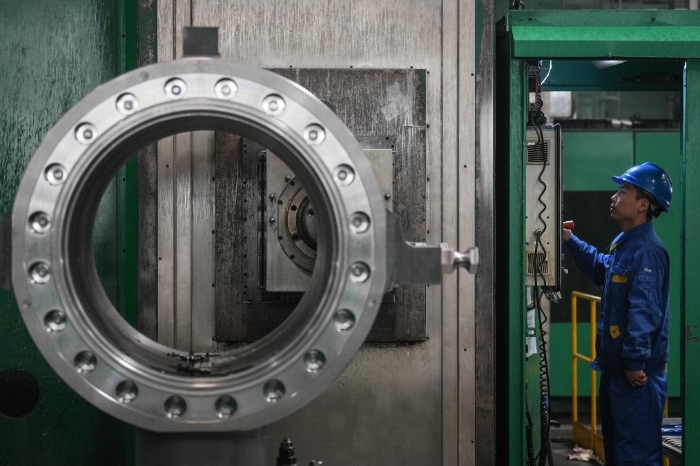 2023年2月14日，沈陽鼓風(fēng)機集團(tuán)股份有限公司的工人在車間工作。新華社記者 潘昱龍 攝