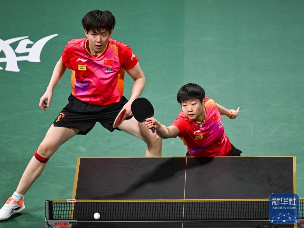 ↑中國隊組合王楚欽/孫穎莎（右）在混雙比賽中。新華社記者 王曦 攝