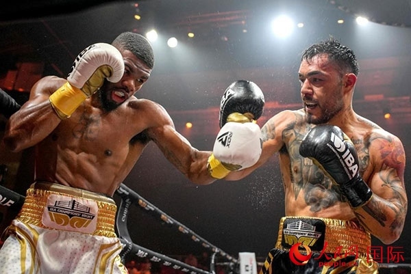 來(lái)自剛果民主共和國(guó)的帕特里克·穆卡拉（右）獲得了非洲80公斤級(jí)冠軍。人民網(wǎng) 塔里克·易卜拉欣攝