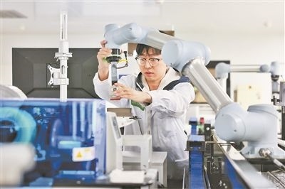 廣東省深圳市科研人員在實(shí)驗(yàn)室調(diào)試智能機(jī)器人。視覺中國(guó)供圖