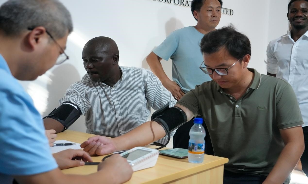 醫(yī)療隊(duì)專家診療現(xiàn)場。中國土木供圖