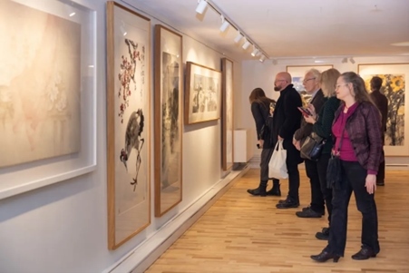 來賓參觀畫展。中國駐瑞典大使館供圖
