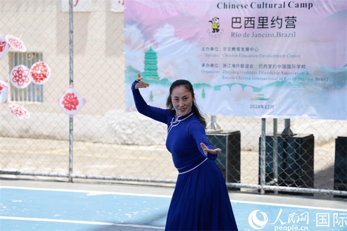 蒙古族舞蹈《熱土》表現(xiàn)出草原兒女的熱情與活力。人民網(wǎng)記者 陳海琪攝