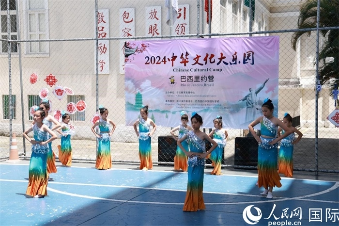 傣族舞蹈《金色的孔雀》以優(yōu)美的動作贏得觀眾喝彩。人民網(wǎng)記者 陳海琪攝