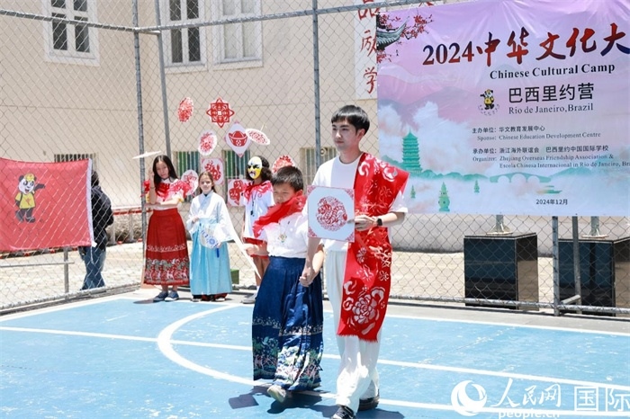 《SHOW美中華》通過國風服飾走秀，將傳統(tǒng)文化與現(xiàn)代創(chuàng)意完美結(jié)合。人民網(wǎng)記者 陳海琪攝