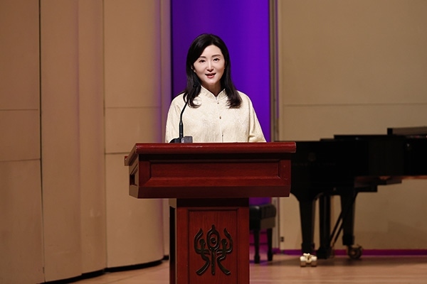 中央音樂學(xué)院黨委書記、中國(guó)民族管弦樂學(xué)會(huì)胡琴專業(yè)委員會(huì)會(huì)長(zhǎng)于紅梅致辭。中國(guó)民族管弦樂學(xué)會(huì)胡琴專業(yè)委員會(huì)供圖