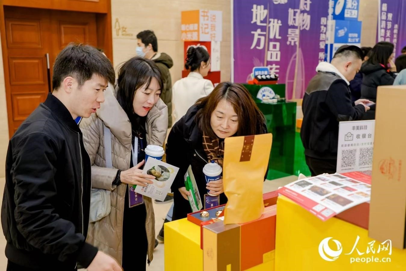 “精品消費(fèi)月·雙節(jié)關(guān)愛季”專項(xiàng)工作首站活動(dòng)現(xiàn)場(chǎng)。