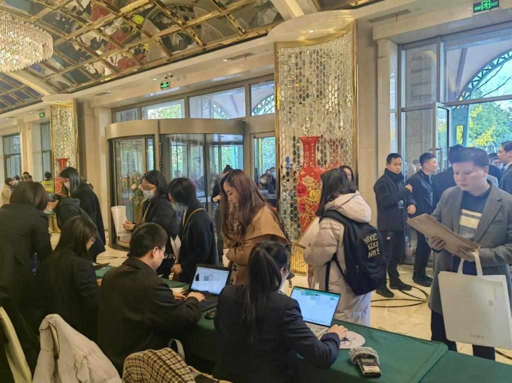 12月12日，第十批國家組織藥品集中帶量采購現(xiàn)場。新華社記者龔雯 攝