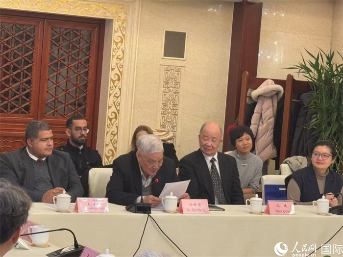 老一輩赴古留學生代表徐世澄在座談會上發(fā)言。人民網(wǎng)記者 趙健攝