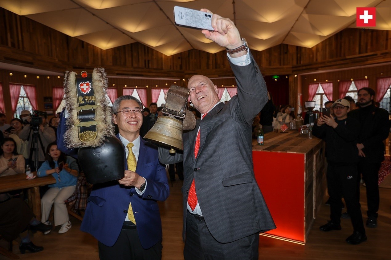 瑞士駐華大使白瑞誼與北京市西城區(qū)委副書記、代區(qū)長(zhǎng)郅海杰搖響瑞士牛鈴，共同為小木屋揭幕。瑞士駐華大使館供圖