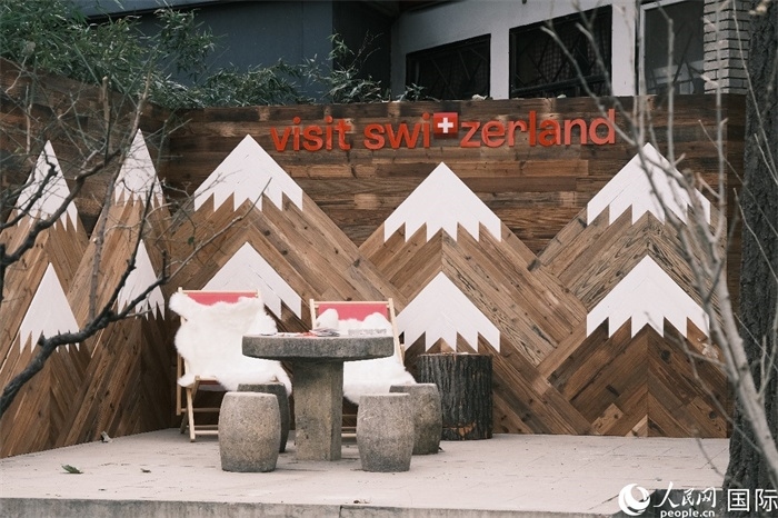 瑞士小木屋一隅，靜謐中散發(fā)出阿爾卑斯的冬日溫情。人民網(wǎng) 實(shí)習(xí)生黃睿攝